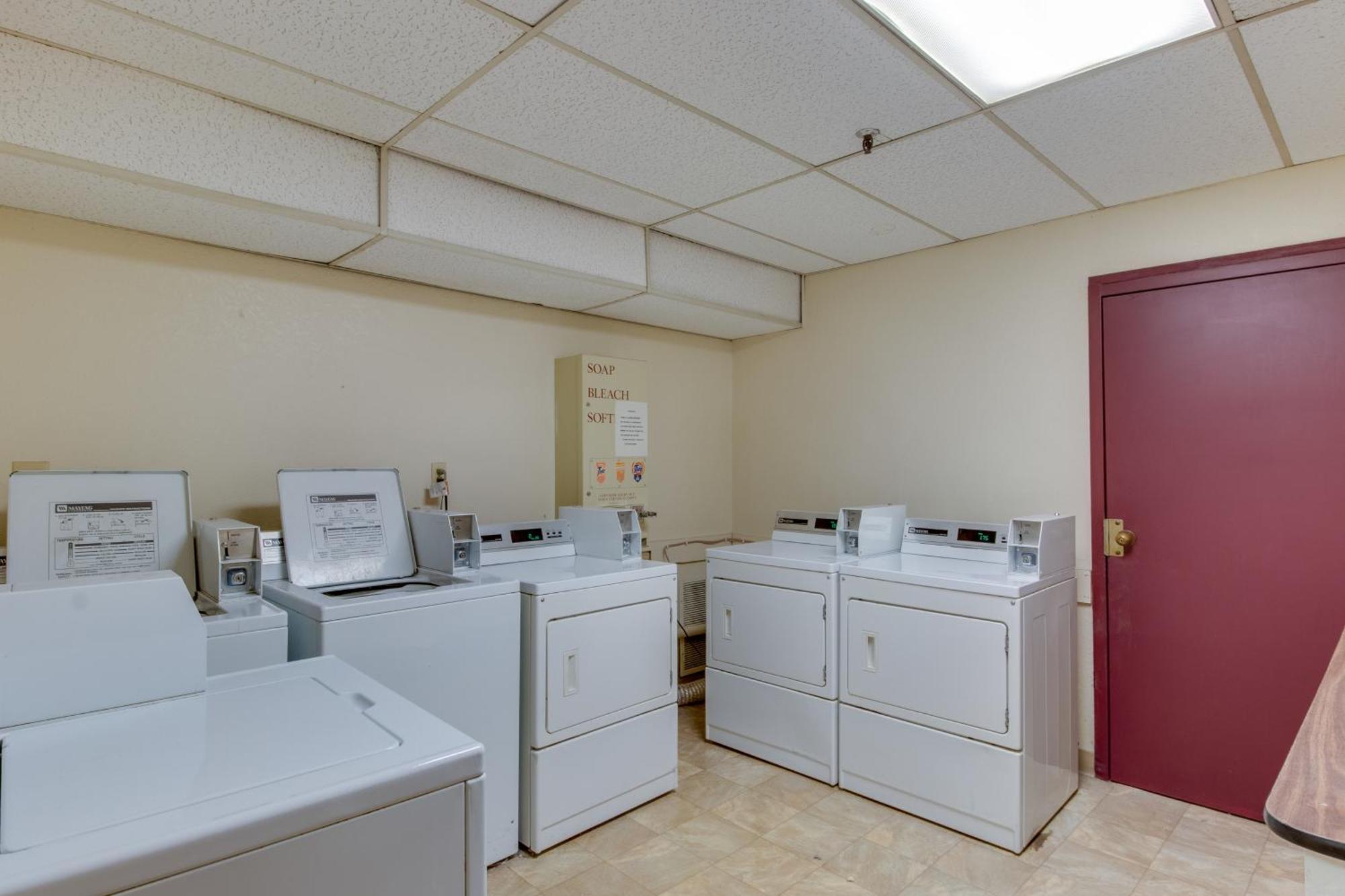 Kings Crossing Apartments وينتر بارك الغرفة الصورة